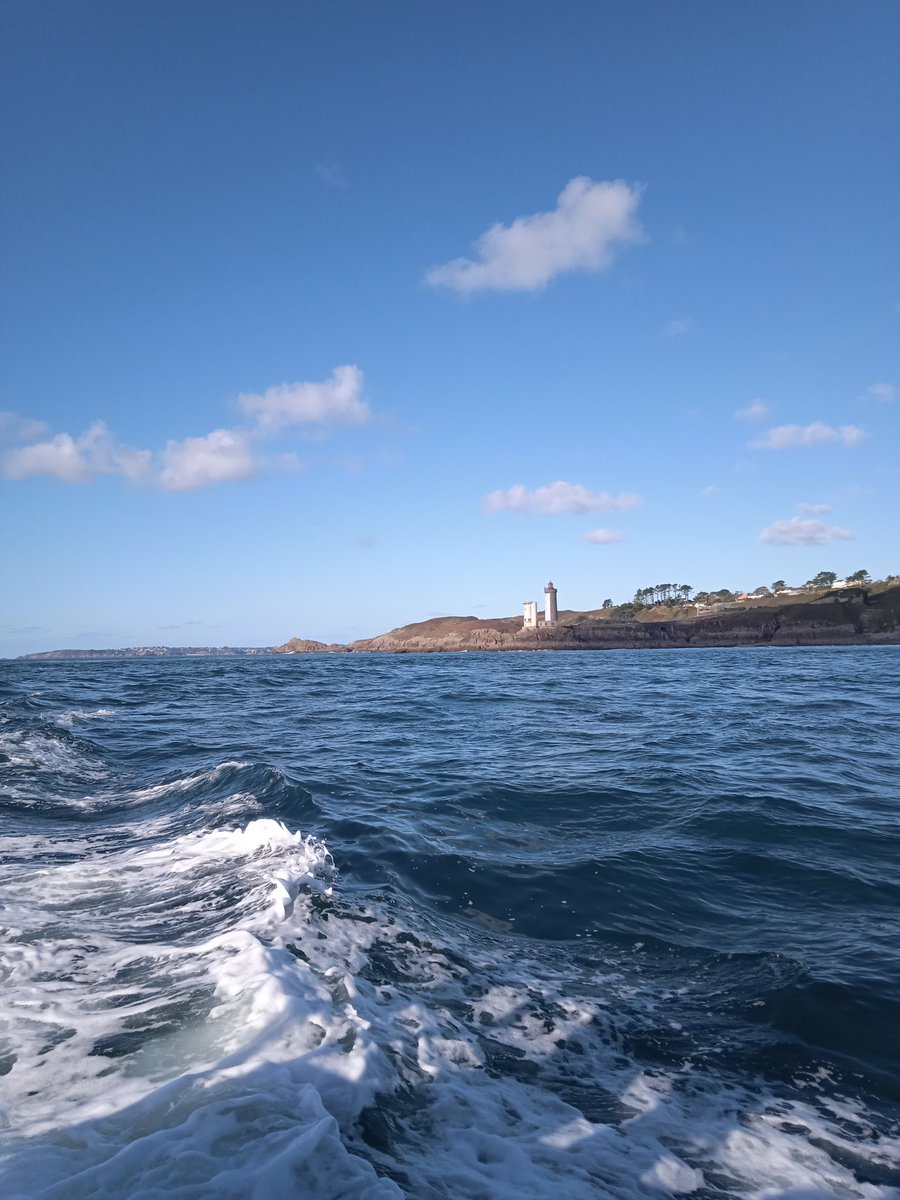 FlocFrance's tweet photo. Great morning,
Big mooring
Of currentmeters
Thanks to the divers!
@erwanamice #WESTproject #CoastalDynamicsInBrest @AgenceRecherche @IUEM_Brest @IlicoIr @UBO_UnivBrest @CNRS_dr17 #AlbertLucas https://t.co/4OxPwjiyyG