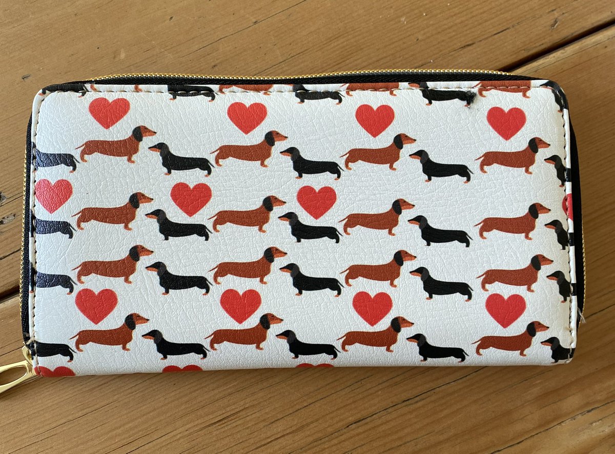 TeamMyna_Kaye's tweet photo. They know me so well and my dachshund addiction 🤣 Thank you @TeamMyna_Rachel @Teammyna_Bec I love it 🙏 x https://t.co/0QKXcmdt92