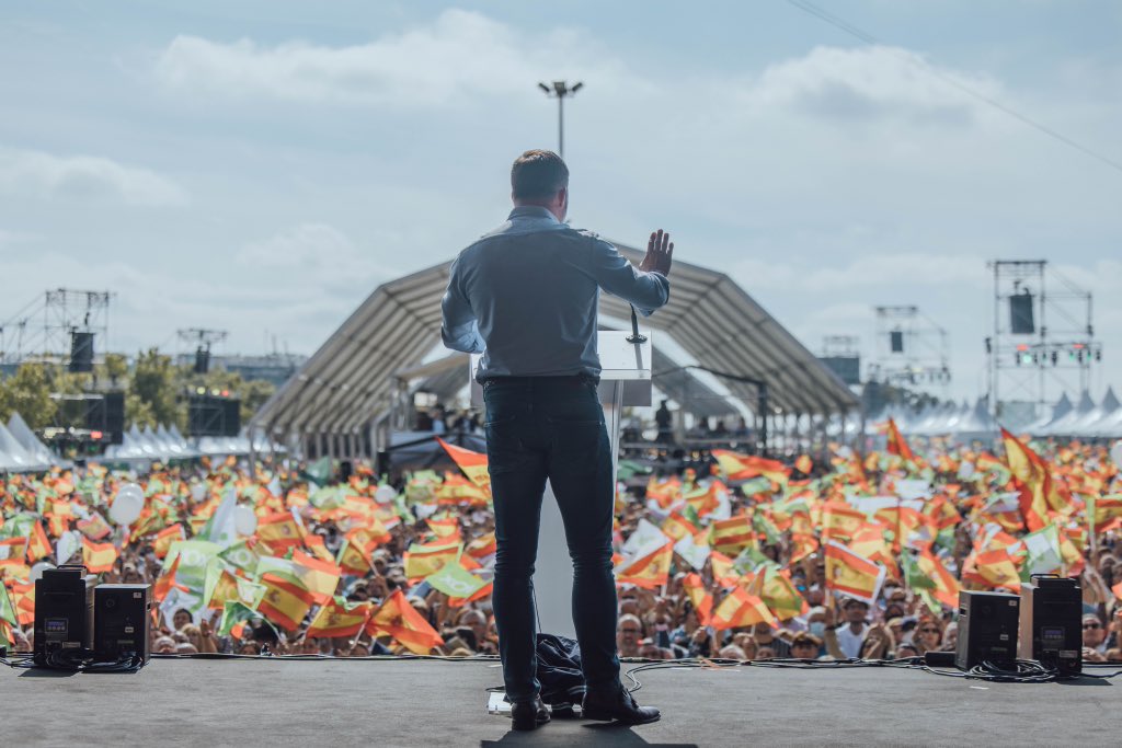 vox_es's tweet image. Si te perdiste el espectáculo de  #VIVA21 y la presentación de la #AgendaEspaña 🇪🇸, vuelve a ver los directos en nuestro canal de YouTube: 

➡️ Sábado 9 de octubre: youtu.be/3l6rAGBONx0

➡️ Domingo 10 de octubre: youtu.be/h5jdsWhy9qE