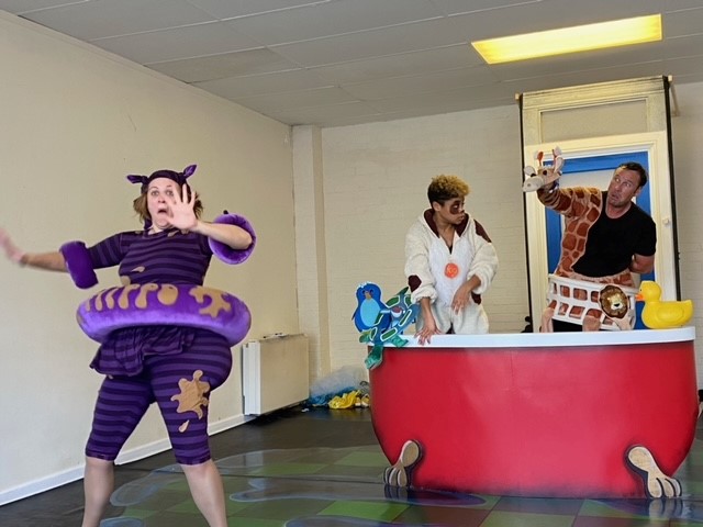 A sneak peak of our upcoming show Big Red Bath! First show today at @Half Moon Young People's Theatre 

Find out more: fullhouse.org.uk &amp; halfmoon.org.uk

Follow us on:
Instagram: fullhousetheatre &amp; halfmoon_theatre
Facebook: @fullhousetheaco &amp; @halfmoontheatre