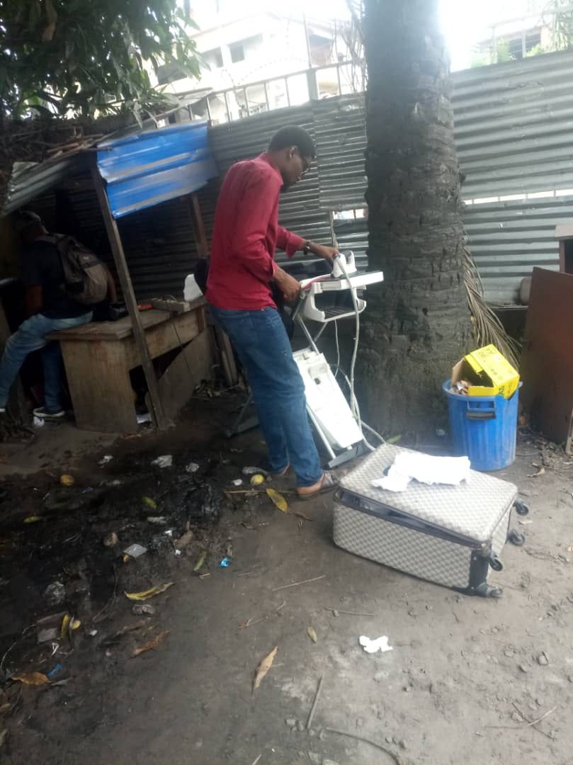 barickbuema's tweet photo. Ras-le-bol d'un jeune cadre du #PPRD. Privé d'électricité depuis plus de 2 mois, Me Geoffrey #Mutombo s'est rendu ce matin au CVS de la #SNEL/Delvaux "pour réclamer le courant que nous payons sans utiliser et repasser mes vêtements", dit-il, annonçant d'autres actions de terrain. https://t.co/NN6wYBFNkX