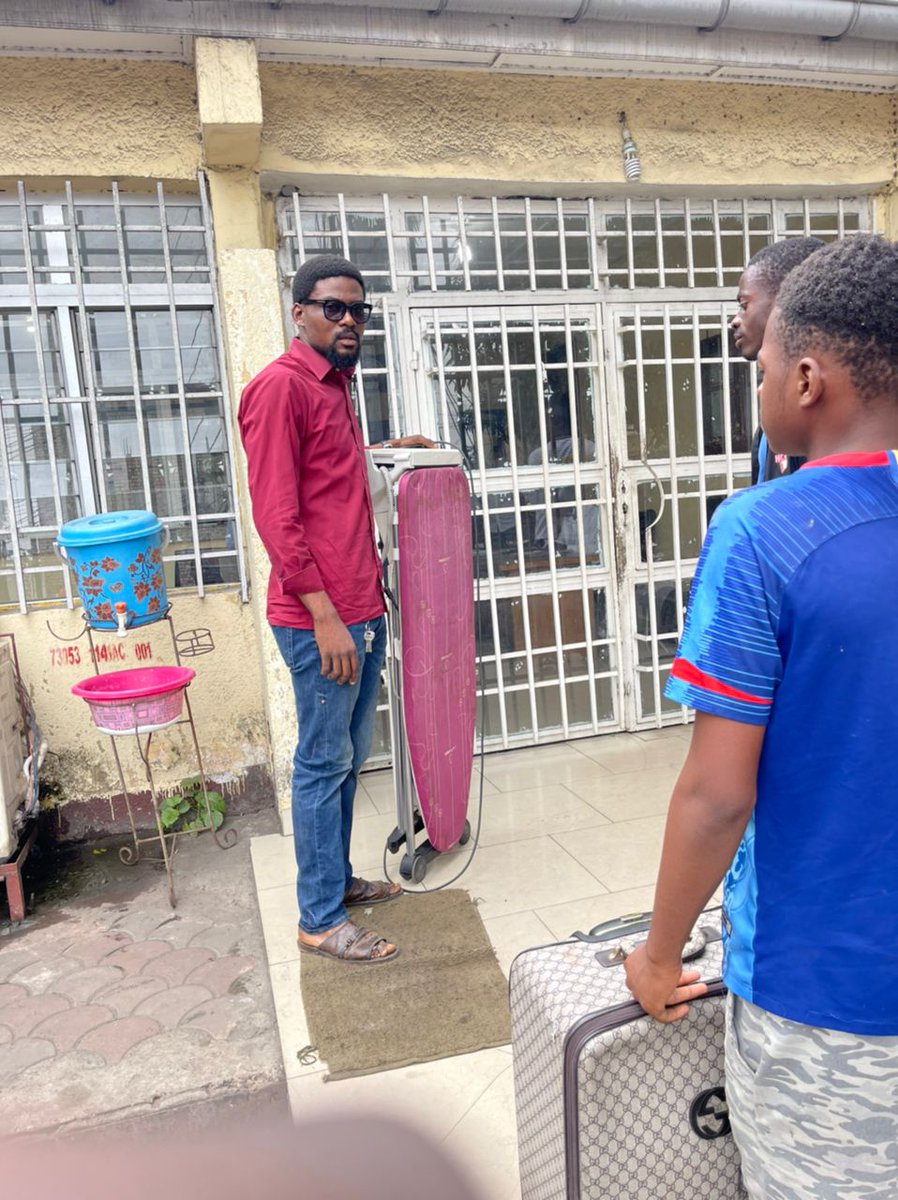 barickbuema's tweet photo. Ras-le-bol d'un jeune cadre du #PPRD. Privé d'électricité depuis plus de 2 mois, Me Geoffrey #Mutombo s'est rendu ce matin au CVS de la #SNEL/Delvaux "pour réclamer le courant que nous payons sans utiliser et repasser mes vêtements", dit-il, annonçant d'autres actions de terrain. https://t.co/NN6wYBFNkX