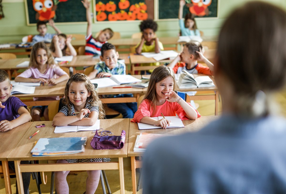 Lesesenteret's tweet photo. Minoritetsspråklige elever er ofte sett på som en risikogruppe i skolesammenheng. Men en ny doktoravhandling viser at sosioøkonomisk bakgrunn har mye mer å si for elevenes leseferdigheter, enn språk. Les mer: https://t.co/TMnKEis9Wf @UniStavanger #PIRLS https://t.co/jSpTmwotCX