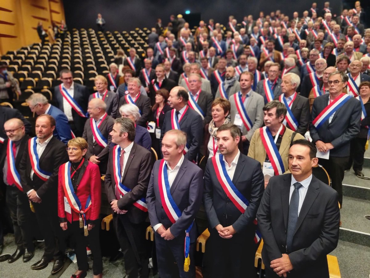 Departement63's tweet image. 🤝 Rencontres et échanges avec les élus locaux et nos partenaires lors du @cct_63 et de l'AG de l'association des maires du Puy-de-Dôme. Le Président @ChauvinLionel63 a rappelé la volonté de travailler avec chacun pour faire du #PuydeDome un territoire fort et uni.
#accompagner