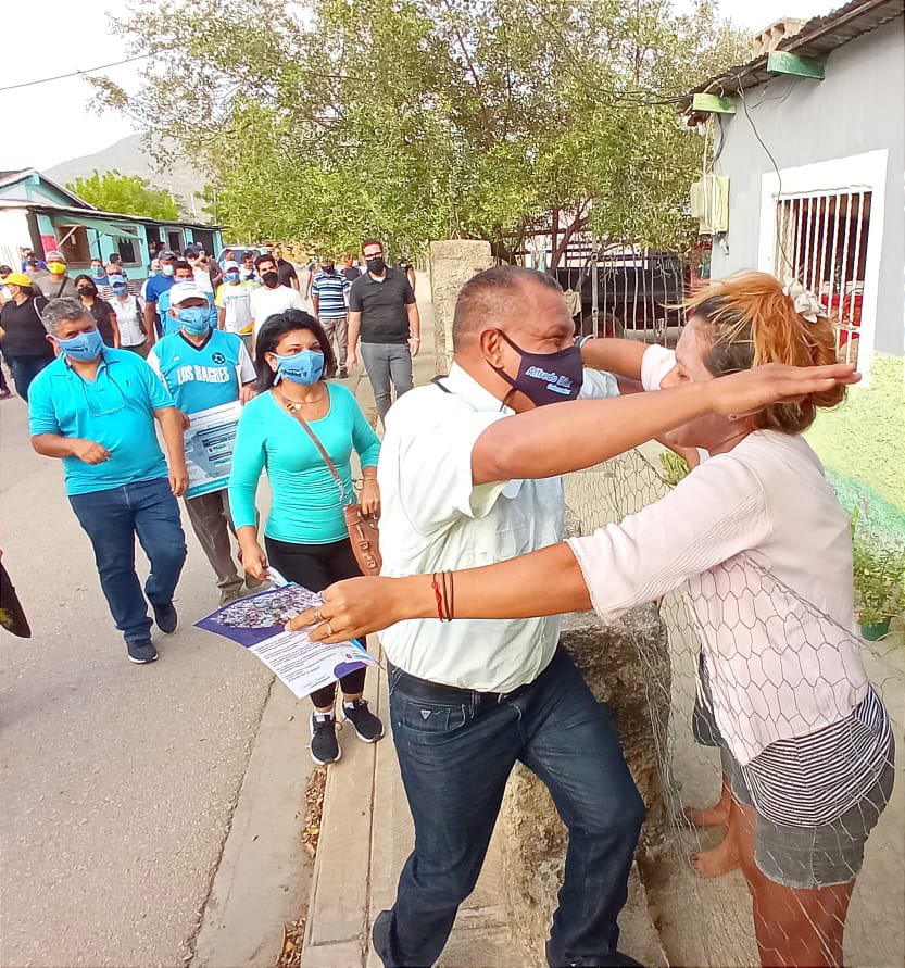 alfreditodiaz's tweet photo. ¡Que alegría ver a mi gente decir, aquí estamos con la UNIDAD! 
La comunidad Maria Auxiliadora de La Guardia salió a la calle a respaldar y sellar el compromiso de cambio que queremos. https://t.co/SPiR8bViKJ
