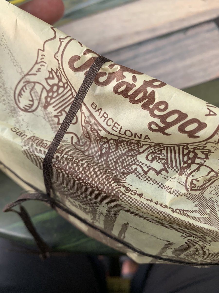carmeloblazquez's tweet photo. Me acabo de comer el primer #panellet del año, y como no, en una de las mejores pastelerías “ de tota la vida” del barrio ( desde luego para mi es donde los hacen mejores): Fàbrega. https://t.co/RTqJYYYSa5