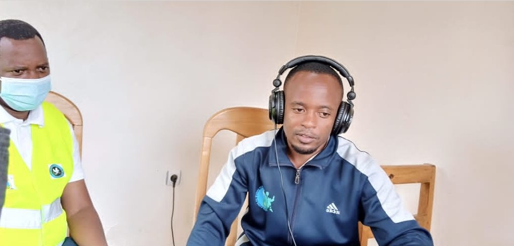 SectorRusororo's tweet photo. Uyu mwanya, Umunyamabanga Nshingwabikorwa w'Umurenge ari gutanga ikiganiro 
Ku ngamba zo kwirinda Covid_19

Ni ikiganiro kiri kunyura kuri TV na Radio by'Umurenge wa Rusororo.  #ON-TI Radio &amp; #ON-TI TV  Online
Muri gahunda y' ubudasa mu guhangana na #Covid_19  #OperationOneStop https://t.co/vyYvj18yqj