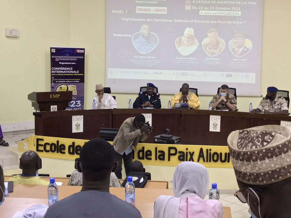 Premier Panel de la #CIDT2021 Digitalisation des territoires &amp; Defence &amp; sécurité des pays du Sahel <a href="/OSM_BF/">OSM_Burkina</a> <a href="/Honorable_Nath/">Nathalie SIDIBE🇲🇱❤✊💪</a>