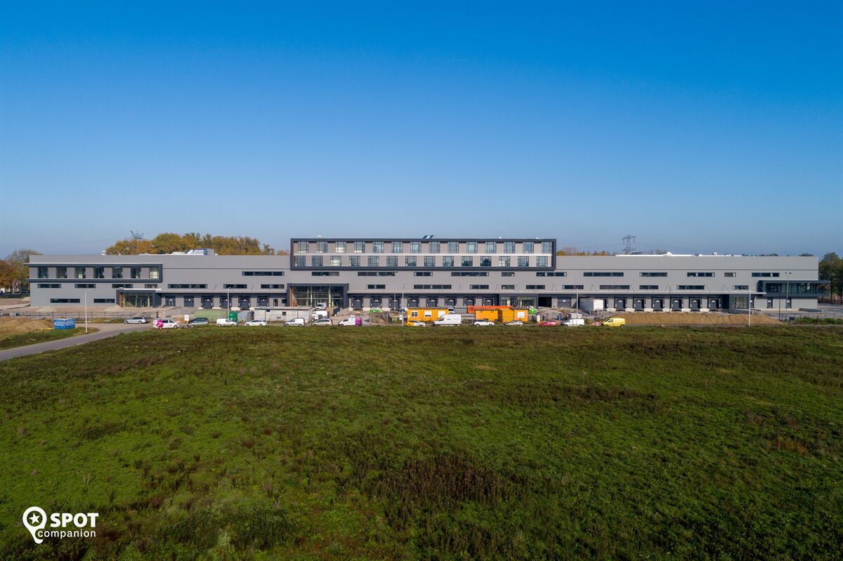 BTLingewaard's tweet photo. @RentallBemmel en @Fairlightbv hebben zich enige tijd geleden met hun nieuwe pand gevestigd op bedrijventerrein Houtakker II. 

Met de nieuwbouw van een prachtige kavel komt er een schitterende blikvanger naast de A15. 

Bekijk hier alle beelden: https://t.co/kEzBrA7eIb https://t.co/x9eF5DKDaV