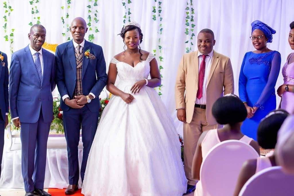 nnoryne55's tweet photo. Walalalala, it's OK for #BLUES to attend and enjoy weddings later castigate the #REDS.
It's #mukyala LUKWAGO in this picture for me. https://t.co/PZ3IJoavU5