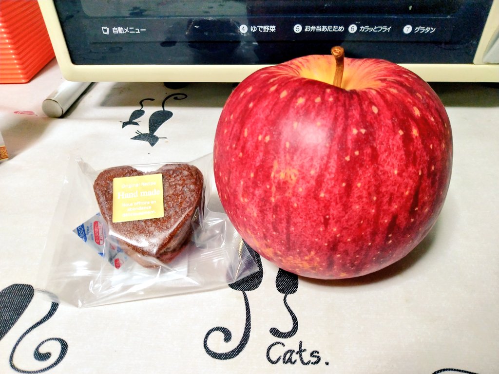 kasanerazio's tweet photo. 今夜のぱーちーにふさわしい、世界一(品種名)ですのよ!!!😈🍎シャインマスカットもあるよ!🍇
#MEIMEILIVE https://t.co/Egl6ohRUnd