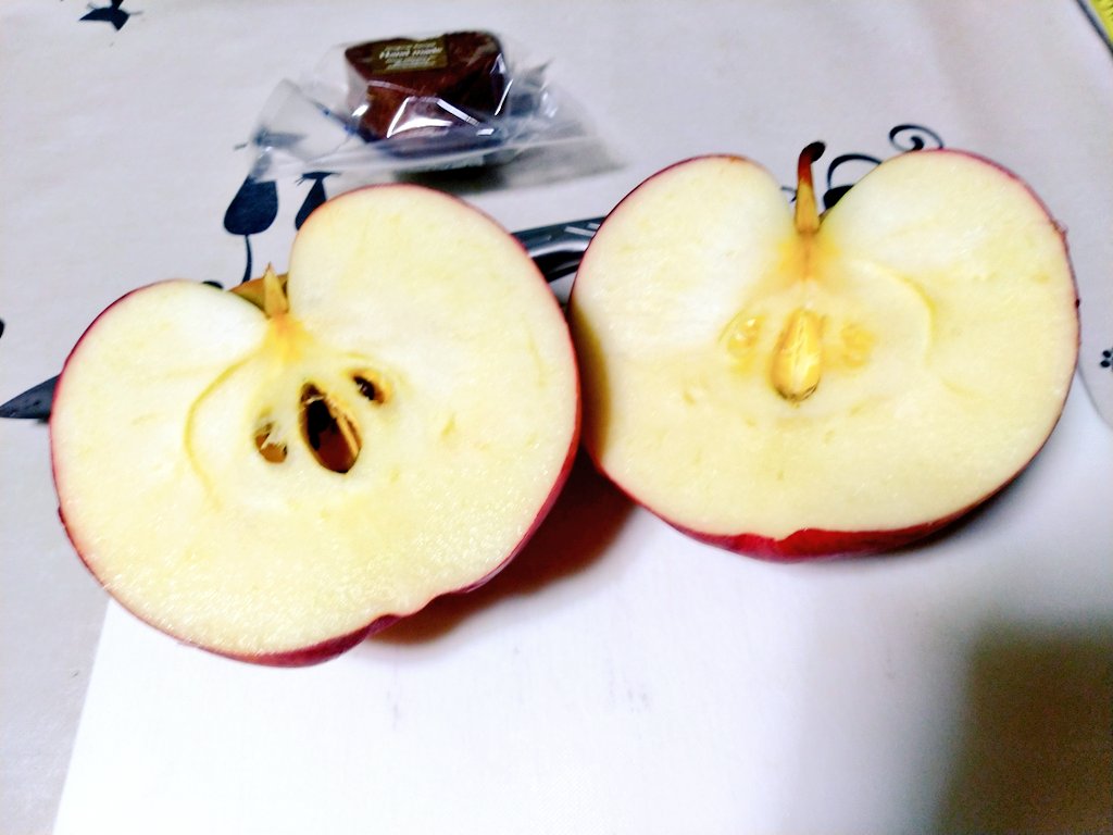 kasanerazio's tweet photo. 今夜のぱーちーにふさわしい、世界一(品種名)ですのよ!!!😈🍎シャインマスカットもあるよ!🍇
#MEIMEILIVE https://t.co/Egl6ohRUnd