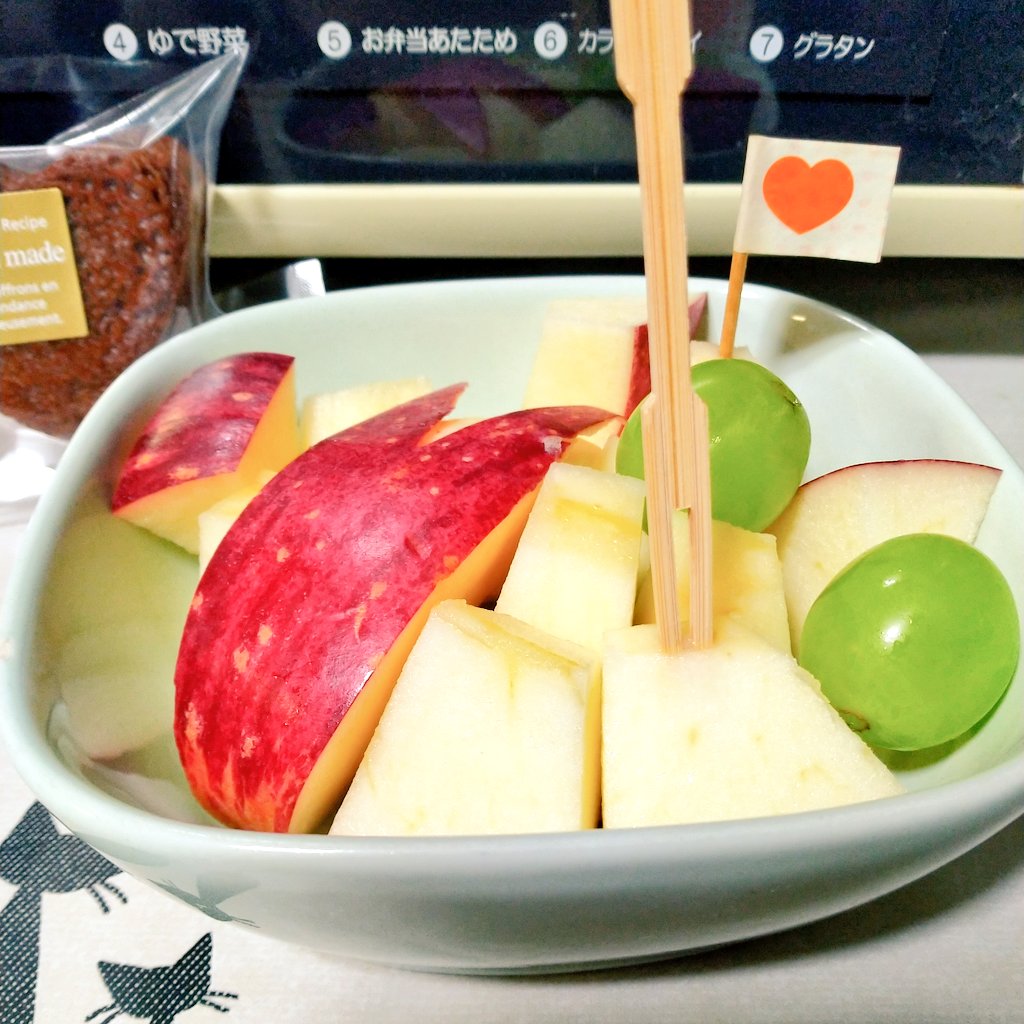 kasanerazio's tweet photo. 今夜のぱーちーにふさわしい、世界一(品種名)ですのよ!!!😈🍎シャインマスカットもあるよ!🍇
#MEIMEILIVE https://t.co/Egl6ohRUnd