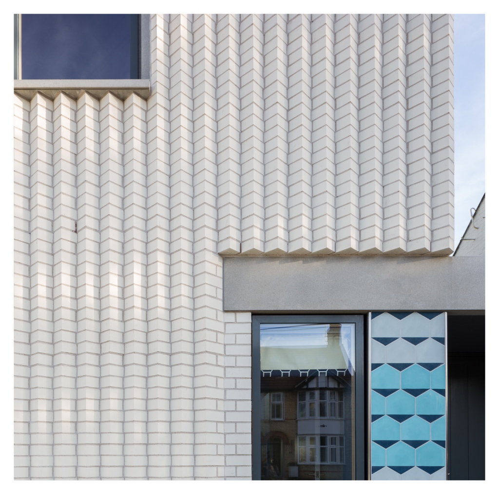 MeredithMole's tweet photo. Detail Axonometric of the undulating brick facade on our Fijal House, which sits snugly into its street context👌
photo credits - @msap 
 
 #brickcladding #whitebrick #fijalhouse #cambridgehousing #molearchitects #selfbuild #housing #contemporaryarchitecture #surfacedesignawards https://t.co/sAFc9mgzLX