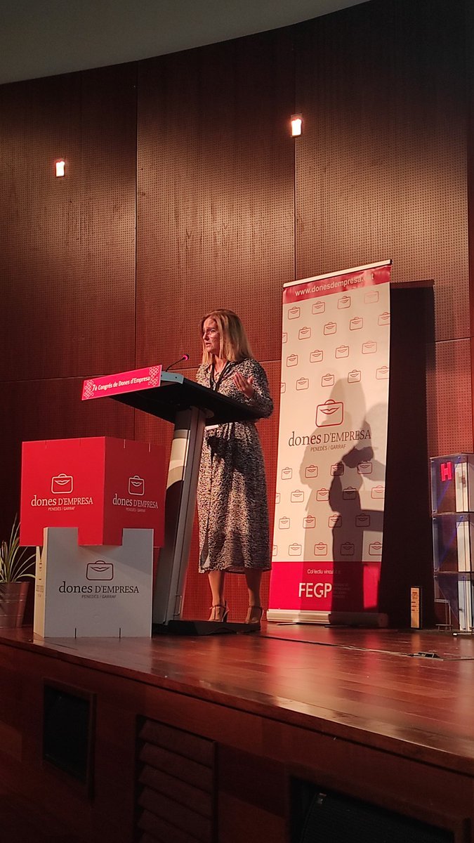 odeecambra's tweet photo. 💬@xalenski presidenta d'@odeecambra i vicepresidenta 3a @cambrabcn al 7è Congrés de @donesdempresa: "Les titulades universitàries nomes ocupen un 5% dels llocs directius. Encara tenim dades en forma de piràmide: tenim un problema."
#donesenmarxa #igualtat #lideratgefemení https://t.co/npD9AdRSzL