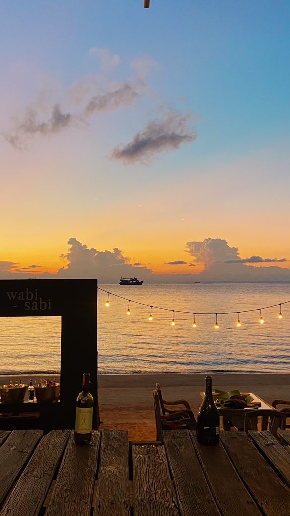 hiddenthread_'s tweet photo. ปังสุดในเกาะเต่าต้องยกให้ “cheftableby mama koh tao” อยู่ตรงหาดทรายรี เราประทับใจ concept : zero km cooking คือทุกเมนูจะใช้วัตถุดิบจากเกาะเต่าเท่านั้น โดยจะเสริฟ์เป็นอาหารใต้ อร่อยทุกจาน ที่สำคัญ vibes ดีมากๆ วิวพระอาทิตย์ตกดินคือที่สุด  ปล.ตอนนี้มี wabi sabi pop up bar ด้วย https://t.co/oXNjuLlMIL