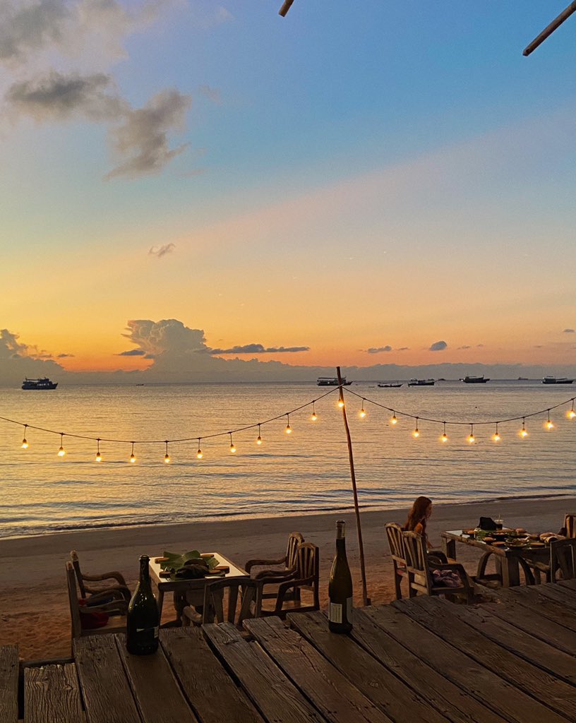 hiddenthread_'s tweet photo. ปังสุดในเกาะเต่าต้องยกให้ “cheftableby mama koh tao” อยู่ตรงหาดทรายรี เราประทับใจ concept : zero km cooking คือทุกเมนูจะใช้วัตถุดิบจากเกาะเต่าเท่านั้น โดยจะเสริฟ์เป็นอาหารใต้ อร่อยทุกจาน ที่สำคัญ vibes ดีมากๆ วิวพระอาทิตย์ตกดินคือที่สุด  ปล.ตอนนี้มี wabi sabi pop up bar ด้วย https://t.co/oXNjuLlMIL
