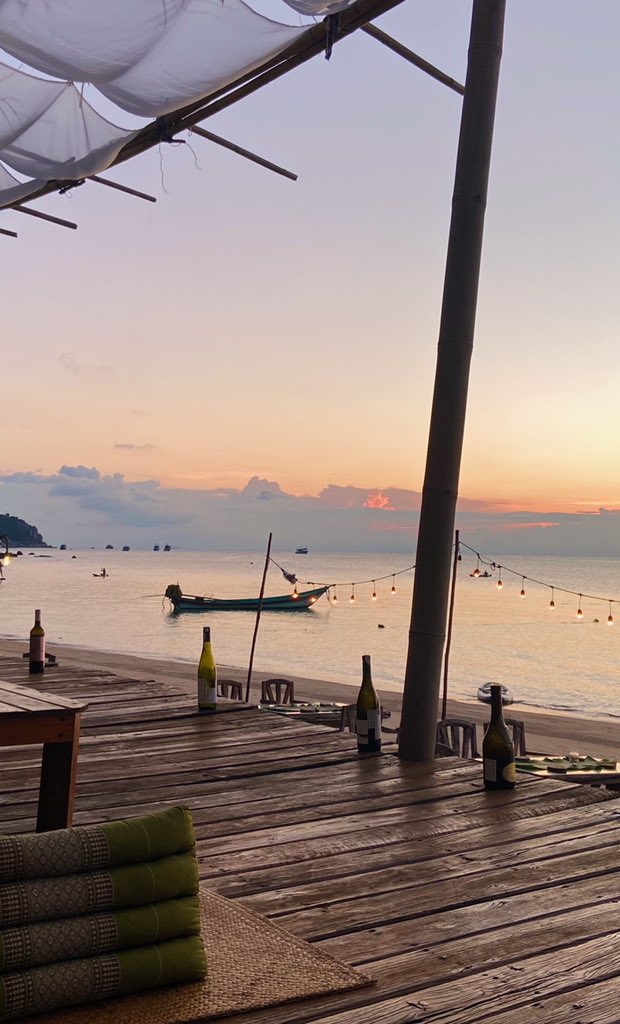 hiddenthread_'s tweet photo. ปังสุดในเกาะเต่าต้องยกให้ “cheftableby mama koh tao” อยู่ตรงหาดทรายรี เราประทับใจ concept : zero km cooking คือทุกเมนูจะใช้วัตถุดิบจากเกาะเต่าเท่านั้น โดยจะเสริฟ์เป็นอาหารใต้ อร่อยทุกจาน ที่สำคัญ vibes ดีมากๆ วิวพระอาทิตย์ตกดินคือที่สุด  ปล.ตอนนี้มี wabi sabi pop up bar ด้วย https://t.co/oXNjuLlMIL