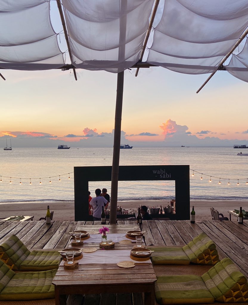 hiddenthread_'s tweet photo. ปังสุดในเกาะเต่าต้องยกให้ “cheftableby mama koh tao” อยู่ตรงหาดทรายรี เราประทับใจ concept : zero km cooking คือทุกเมนูจะใช้วัตถุดิบจากเกาะเต่าเท่านั้น โดยจะเสริฟ์เป็นอาหารใต้ อร่อยทุกจาน ที่สำคัญ vibes ดีมากๆ วิวพระอาทิตย์ตกดินคือที่สุด  ปล.ตอนนี้มี wabi sabi pop up bar ด้วย https://t.co/oXNjuLlMIL