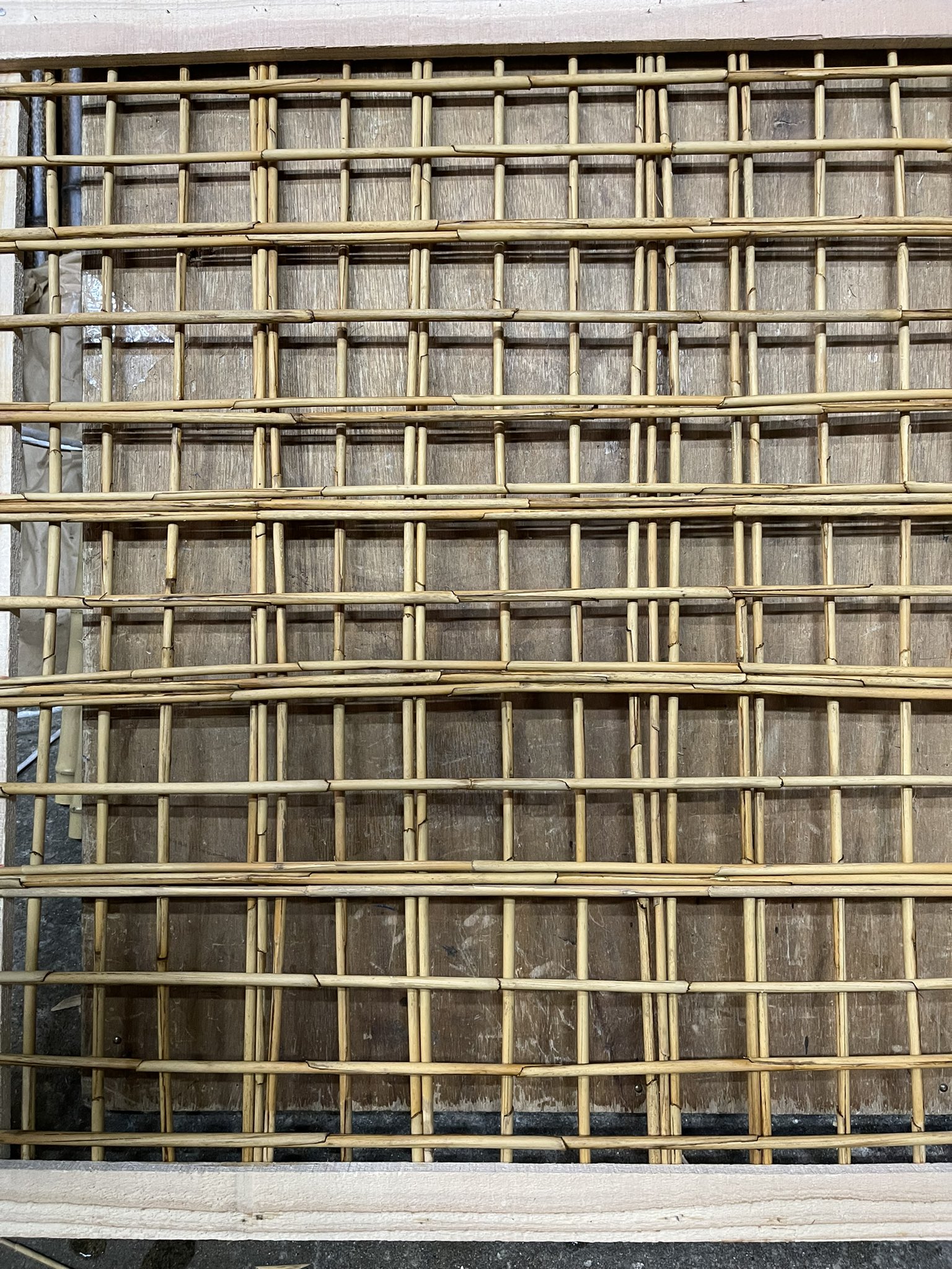 京町家工房 かっこいい素朴をデザインする 下地窓 シタジマド 土壁の一部を塗り残し 下地の小舞 コマイ をみせた窓 千利休が数寄屋に採用してから本来素朴な下地窓は多彩なものになった かっこいい 素朴 デザイン 和モダン 素材選び 京町家 町家 土 京町家工房 かっこいい素朴をデザインする 下地窓 シタジマド 土壁の一部を塗り残し 下地の小舞 コマイ をみせた窓 千利休が数寄屋に採用してから本来素朴な下地窓は多彩なものになった かっこいい 素朴 デザイン 和モダン 素材選び 京町家 町家 土