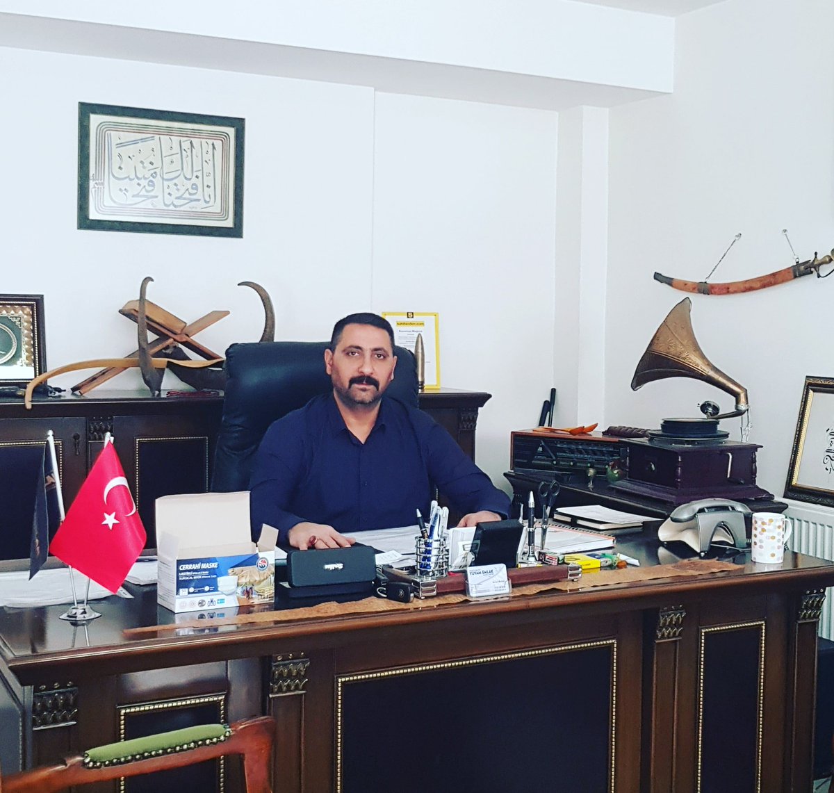 “Tükürdüğün kuyunun, gün gelir bir damla suyuna muhtaç olursun da, o kuyu yine de senden suyunu esirgemez. Çünkü zamanla şunu net olarak öğrenirsin; bazı insanlar istese de kötü, bazıları ise, isteseler de iyi olamaz."