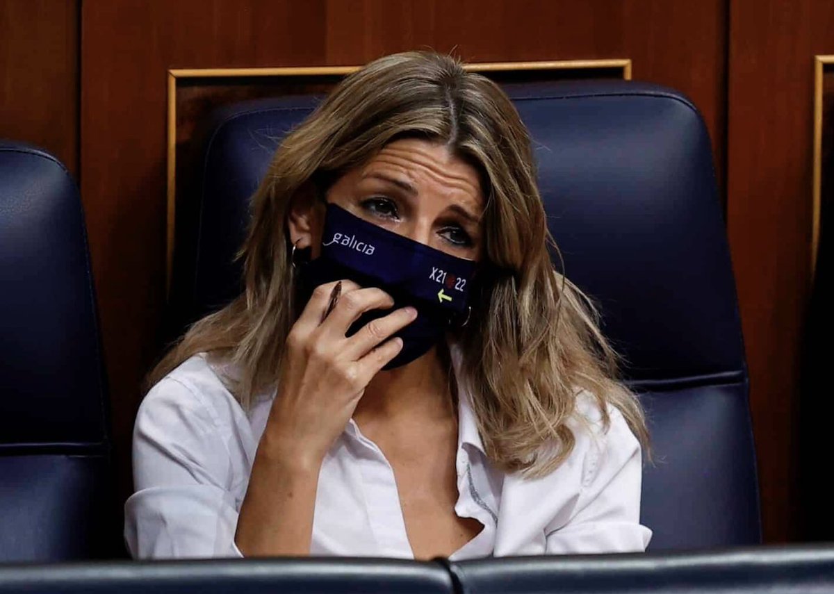 elmundotoday's tweet photo. Yolanda Díaz deja la política tras agotar su tarifa de datos: https://t.co/m3d7hEIZ8P https://t.co/D1vTUqF4lV