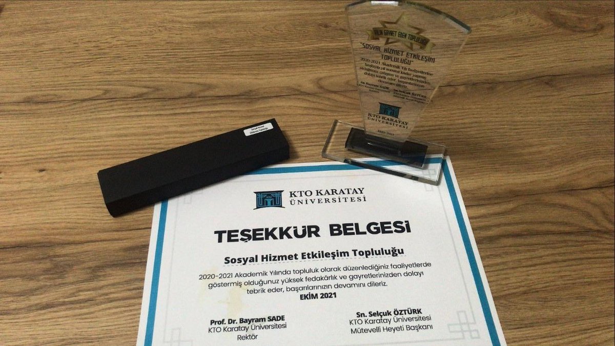 'gayretlerimizin' boşa gitmediğini göreceğimiz günlerin umuduyla sosyal hizmeti görünür kırmaya devam edeceğiz. Çünkü biz yönetim ekibi olarak hayat yoğunluğumuzu ve tüm sorunlarımızı bölümümüze, mesleğimize olan saygımız ve SOHET sayesinde unutabiliyoruz 🥳
İyi ki SOHET 💙