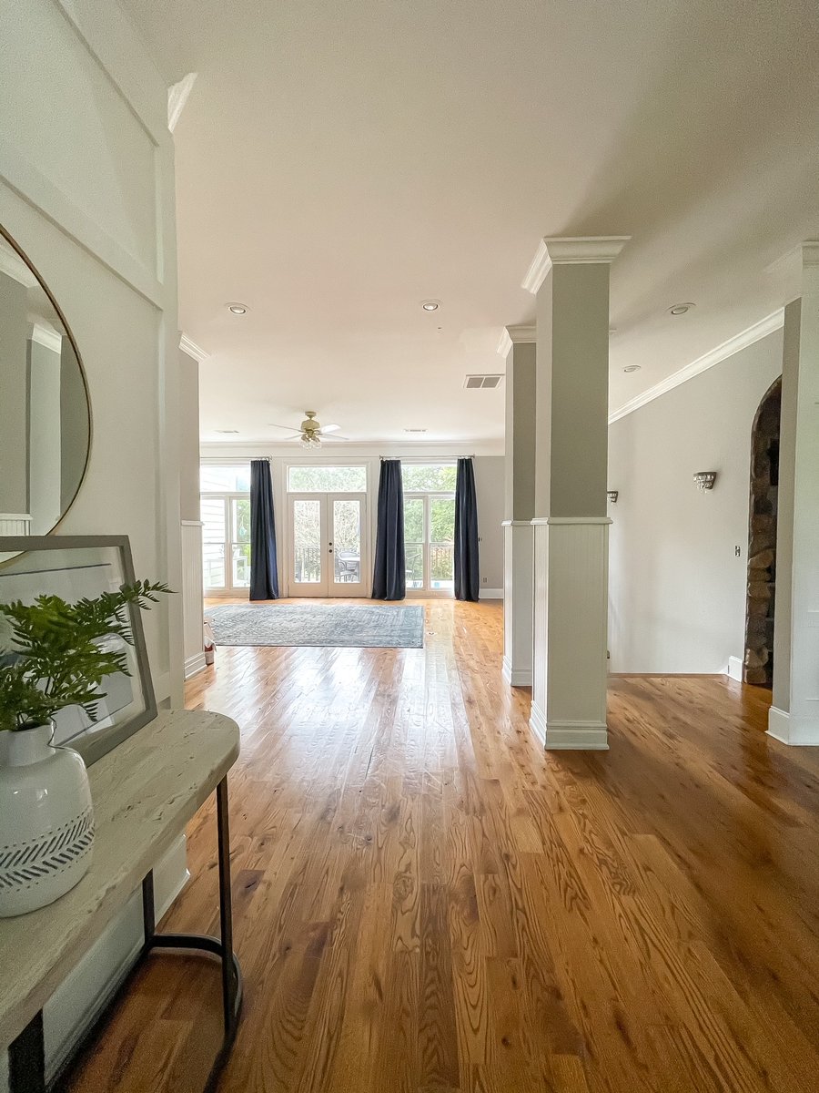 After 5 years, this is no longer the view when you walk into my house. Click over to see my living room reveal. dukemanorfarm.com/2021/10/finall…