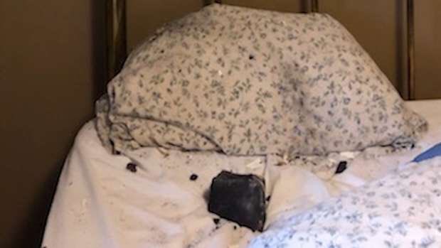 noupiprew's tweet photo. Une canadienne nommée Ruth Hamilton a découvert une météorite dans son lit alors qu’elle dormait profondément dans sa maison située en Colombie. https://t.co/qYDb4SojZg