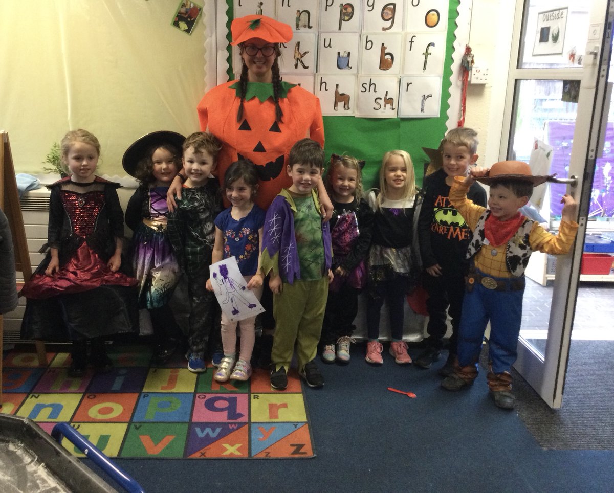 Jackson_Miss1's tweet photo. Look at our fabulous Halloween costumes! (1/2) 🎃👻
@BalshawLaneCPS @Miss_Arundale @Miss_Hinawski @MrsKLMarsden https://t.co/NX40vaCSGE