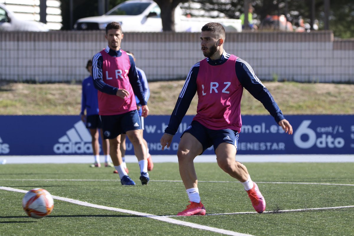 LasRozas_CF's tweet photo. PRIMER EQUIPO| #59. 😁 Última sesión de la semana antes del partido del domingo ✌️.

El EQUIPO de @CarlosRdiguez17 se ha ejercitado con el objetivo que tiene para cada domingo: COMPETIR. Y así, llegarán los resultados, como hasta ahora.

#CorazonAzul | 💙
#QueTodoVuelvaAEmpezar https://t.co/wvBNSUqiKu