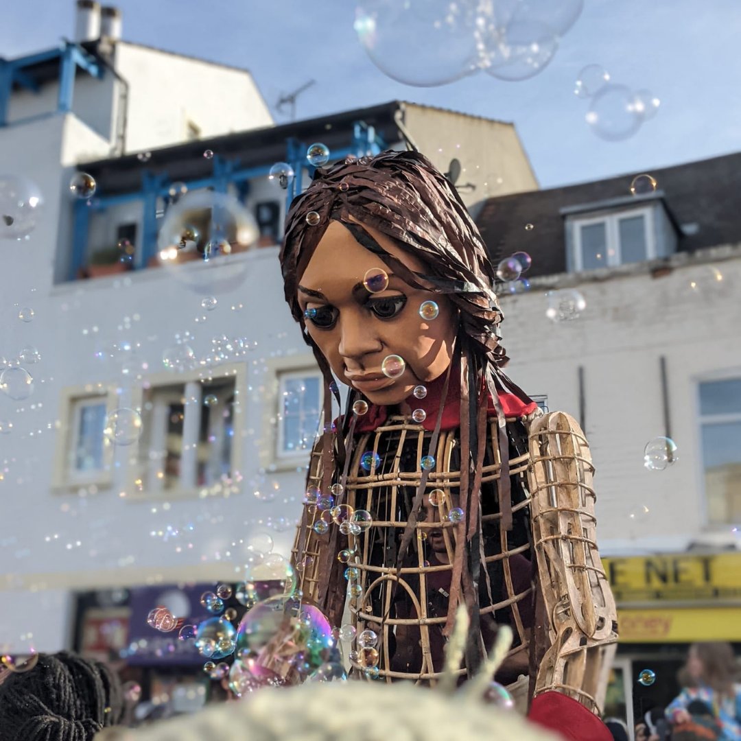 MigrationMuseum's tweet photo. #LittleAmal arrived at Giffin Sq &amp; we unveiled the welcome banner which St Mary’s yr5 &amp; 6 students made for her #RefugeesWelcome #ActsofWelcome @thewalkwithamal #BoroughofSanctuary @goodchancetheatre @IAmLewisham @DeptfordX https://t.co/4s58srhhaY