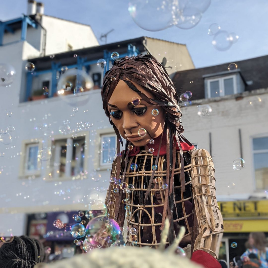 #LittleAmal arrived at Giffin Sq & we unveiled the welcome banner which St Mary’s yr5 & 6 students made for her #RefugeesWelcome #ActsofWelcome @thewalkwithamal #BoroughofSanctuary @goodchancetheatre @IAmLewisham @DeptfordX