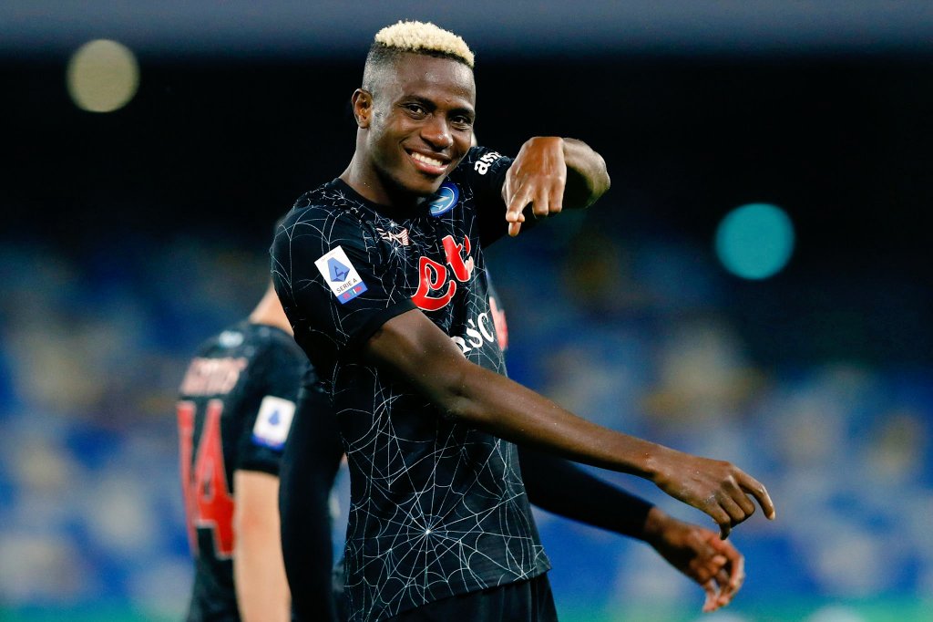 JoelSierra_'s tweet photo. 'Spiderman' 🕸️🇳🇬
https://t.co/vPLebgvDQq

El futbolista más condicionante de la Serie A en el equipo más en forma. Osimhen es un nueve que se mueve por los partidos como si fuesen una peli de superhéroes con él de protagonista. Felino e implacable. Y claro, al final siempre gana. https://t.co/sYQ0zFVYJt