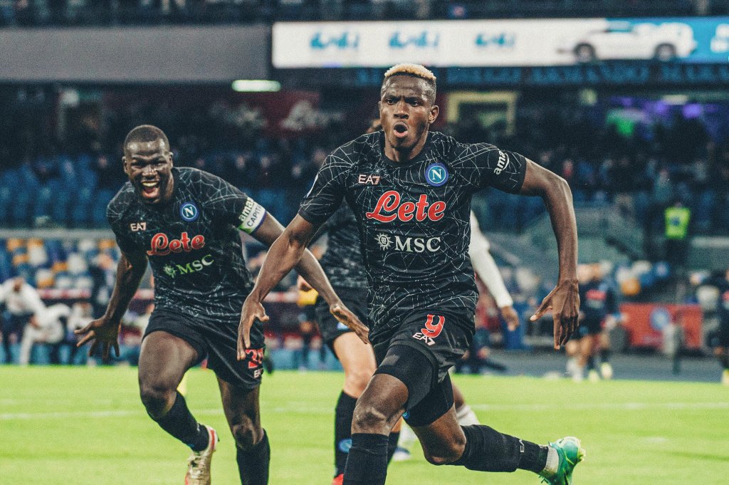 JoelSierra_'s tweet photo. 'Spiderman' 🕸️🇳🇬
https://t.co/vPLebgvDQq

El futbolista más condicionante de la Serie A en el equipo más en forma. Osimhen es un nueve que se mueve por los partidos como si fuesen una peli de superhéroes con él de protagonista. Felino e implacable. Y claro, al final siempre gana. https://t.co/sYQ0zFVYJt