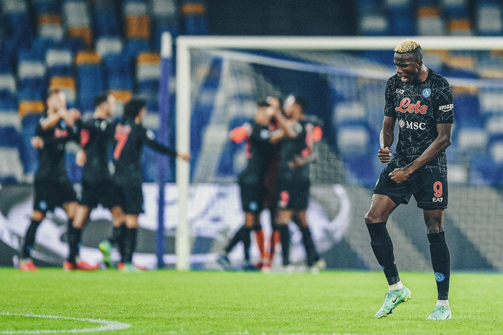JoelSierra_'s tweet photo. 'Spiderman' 🕸️🇳🇬
https://t.co/vPLebgvDQq

El futbolista más condicionante de la Serie A en el equipo más en forma. Osimhen es un nueve que se mueve por los partidos como si fuesen una peli de superhéroes con él de protagonista. Felino e implacable. Y claro, al final siempre gana. https://t.co/sYQ0zFVYJt