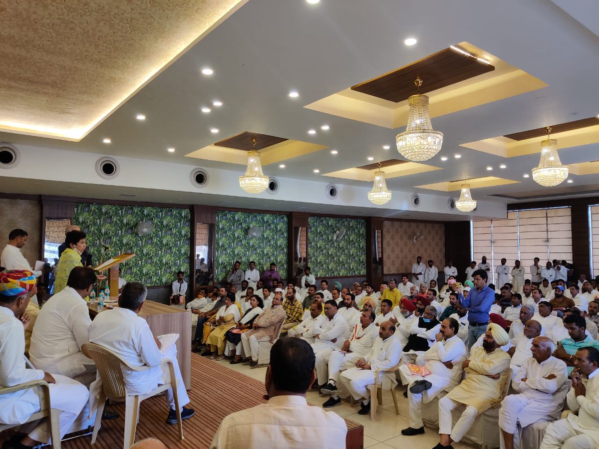Kumari_Selja's tweet photo. ऐलनाबाद विधानसभा चुनाव में कांग्रेस प्रत्याशी श्री पवन बेनीवाल जी के समर्थन में ऐलनाबाद कार्यालय के जोन प्रभारियों और ग्राम प्रभारियों के साथ बैठक में हिस्सा लिया।

जय कां��्रेस, विजय कांग्रेस https://t.co/eW38uZpaKi