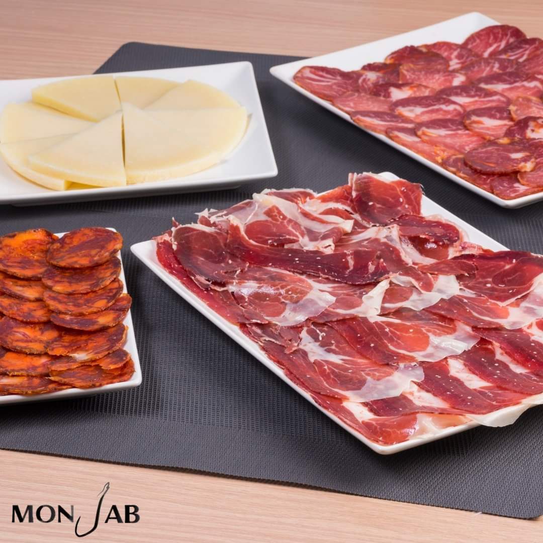 monjab__'s tweet photo. Un paseo por la Dehesa 🍃 Surtido de chacinas ibéricas en el que podemos apreciar olor, textura, jugosidad y sabor inigualables. 😋

Jamón, chorizo, caña de lomo, queso...¿Cuál es tu favorito? 🤔

🛒 https://t.co/SQxGAW2vNC
📌 Avda. José Fernández Ruiz Nº 32, Lebrija.

#TDSGastro https://t.co/9YtjNI2ugy