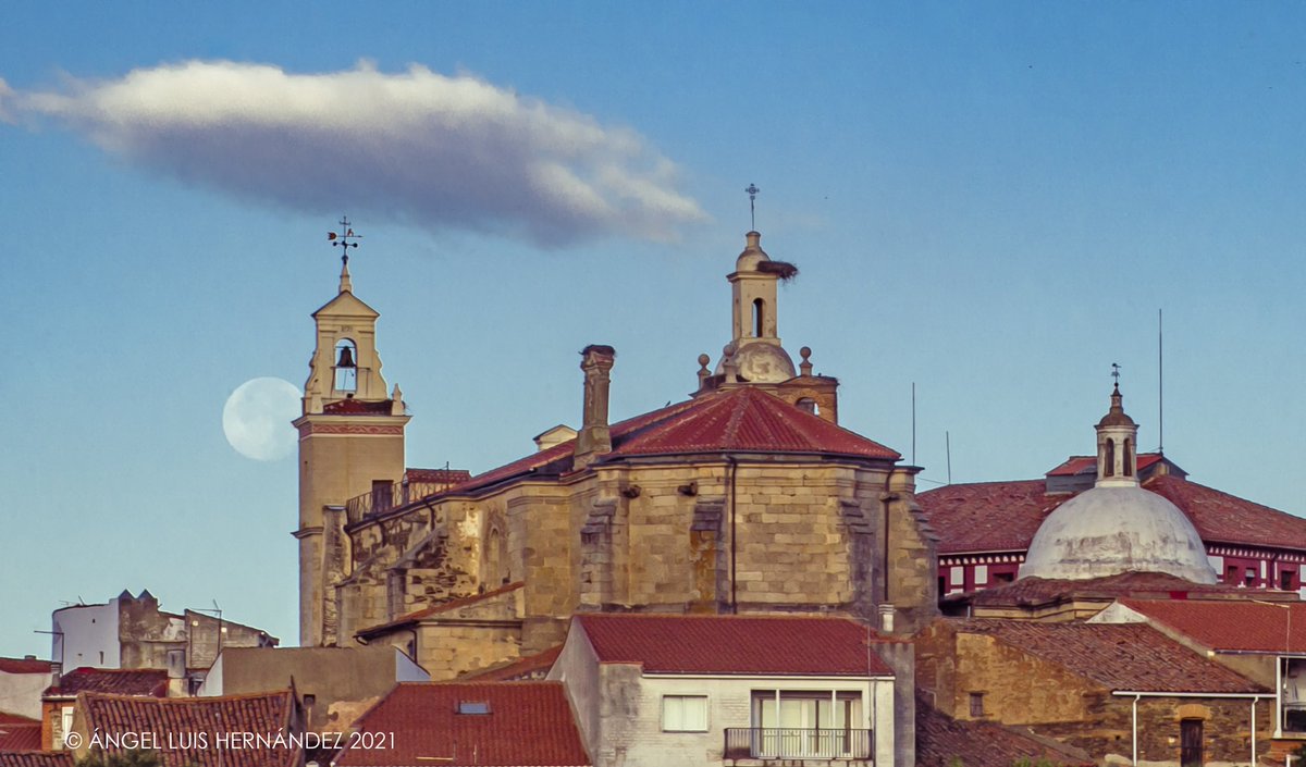 La luna esta mañana antes de ponerse en Torrejoncillo (Cáceres) <a href="/tiempobrasero/">Tutiempo</a> Buen fin de semana a todos!!