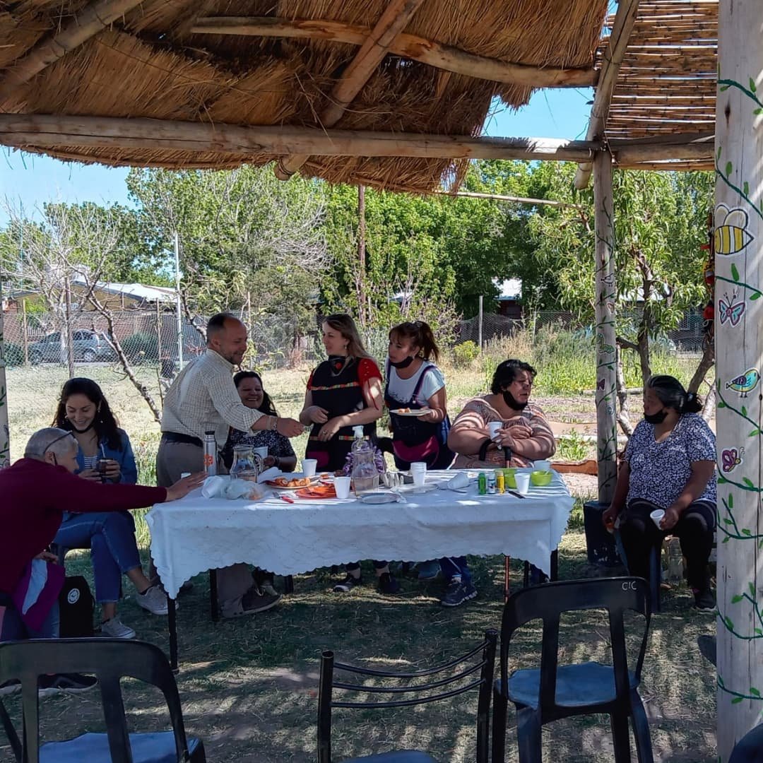 WillkakutiSR's tweet image. #Willkakuti🌞 participó de un encuentro de pionerxs huerterxs en la huerta "Semillas del Cambio " . Gracias por el lindo momento compartido.
#programadeautonomiaalimentaria 
#plandeemergenciaalimentaria 
#tumunicipio