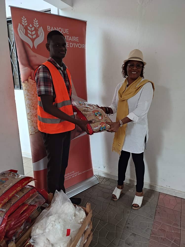 BanqueIvoire's tweet photo. Une bonne alimentation joue un rôle essentiel sur notre santé.
Dans la réalisation sa mission, elle a octroyé des vivres et non vivres aux ONG Conscience Propre et Y voir et Sourire, deux de ses associations affiliée. https://t.co/MfFeqNw3PU