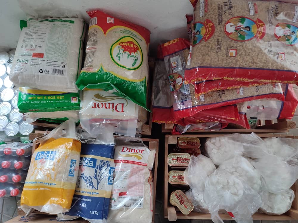 BanqueIvoire's tweet photo. Une bonne alimentation joue un rôle essentiel sur notre santé.
Dans la réalisation sa mission, elle a octroyé des vivres et non vivres aux ONG Conscience Propre et Y voir et Sourire, deux de ses associations affiliée. https://t.co/MfFeqNw3PU