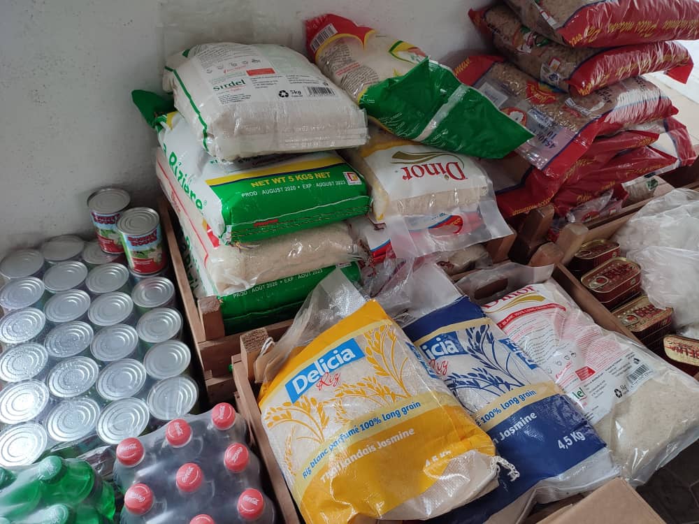 BanqueIvoire's tweet photo. Une bonne alimentation joue un rôle essentiel sur notre santé.
Dans la réalisation sa mission, elle a octroyé des vivres et non vivres aux ONG Conscience Propre et Y voir et Sourire, deux de ses associations affiliée. https://t.co/MfFeqNw3PU
