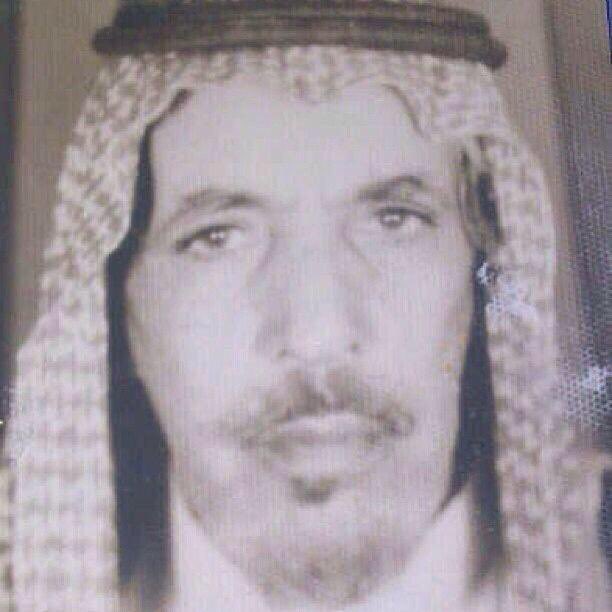ma_mnso's tweet photo. قصيدة برجس بن دعسان المشهورة ومنها هذين البيتين:
—
يجيك شغمومٍ خواله عمامه
يلحق على صفراً تهبّدك بالقين
توه صغير السن ما جا تمامه
ويدوّر النوماس عند المزايين

والتي يقصد فيها الشيخ محمد البدر الدويش الملقب بالجبار👇🏻وكان وقتها صغير السن
وفعلا حدث من الجبار  لخصمه نفس ماقاله الشاعر https://t.co/HJSqpSQHpm