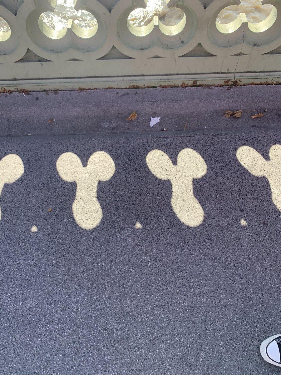 RBAwheelbarrow4's tweet photo. Great photography at Westminster bridge (what do these look like?) #PhotoOfTheDay @RBA_Sixth #rbamonopoly https://t.co/iibXGxL56l