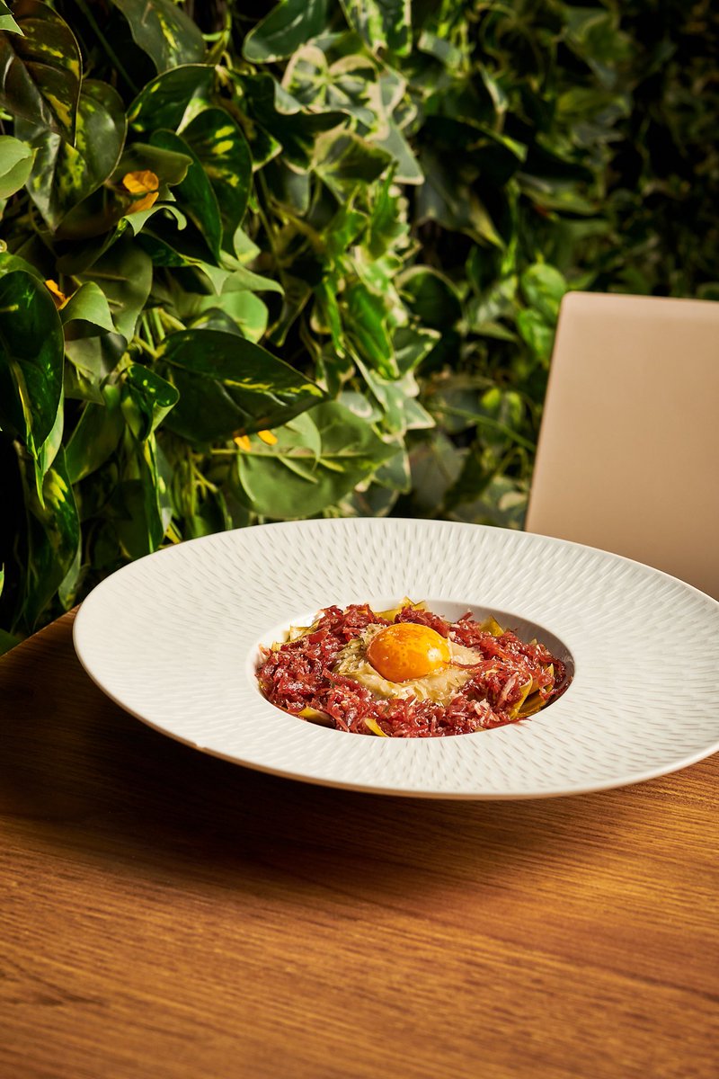 Alcachofas @lacatedraldenavarra, yema de huevo y <a href="/jamonjoselito/">Jamón Joselito</a> #felizviernes #servimosfelidad
 
En nuestra #terraza o en el comedor, siempre haremos de tu visita un momento muy agradable 😌 

Reservas: +34 91 781 61 97
restaurantealbora.com

#restaurantesmadrid #comerenmadrid