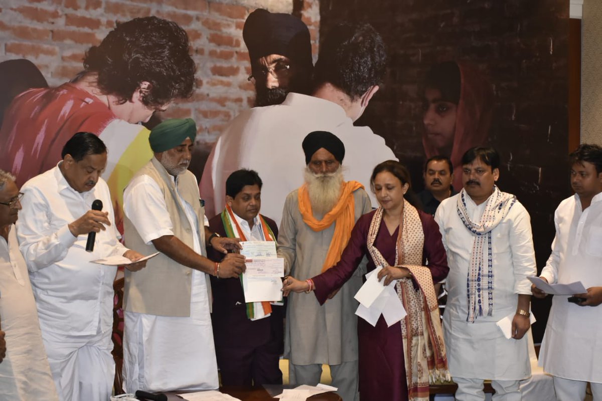 priyankagandhi's tweet photo. आज छत्तीसगढ़ एवं पंजाब की सरकारों ने लखीमपुर के शहीद किसानों एवं पत्रकार रमन कश्यप को आर्थिक मदद का वादा पूरा किया।

कांग्रेस पार्टी किसानों के लिए न्याय की लड़ाई पुरजोर तरीके से लड़ेगी। ये हमारी प्रतिज्ञा भी है और प्रतिबद्धता भी। https://t.co/SgBYq3QJu1