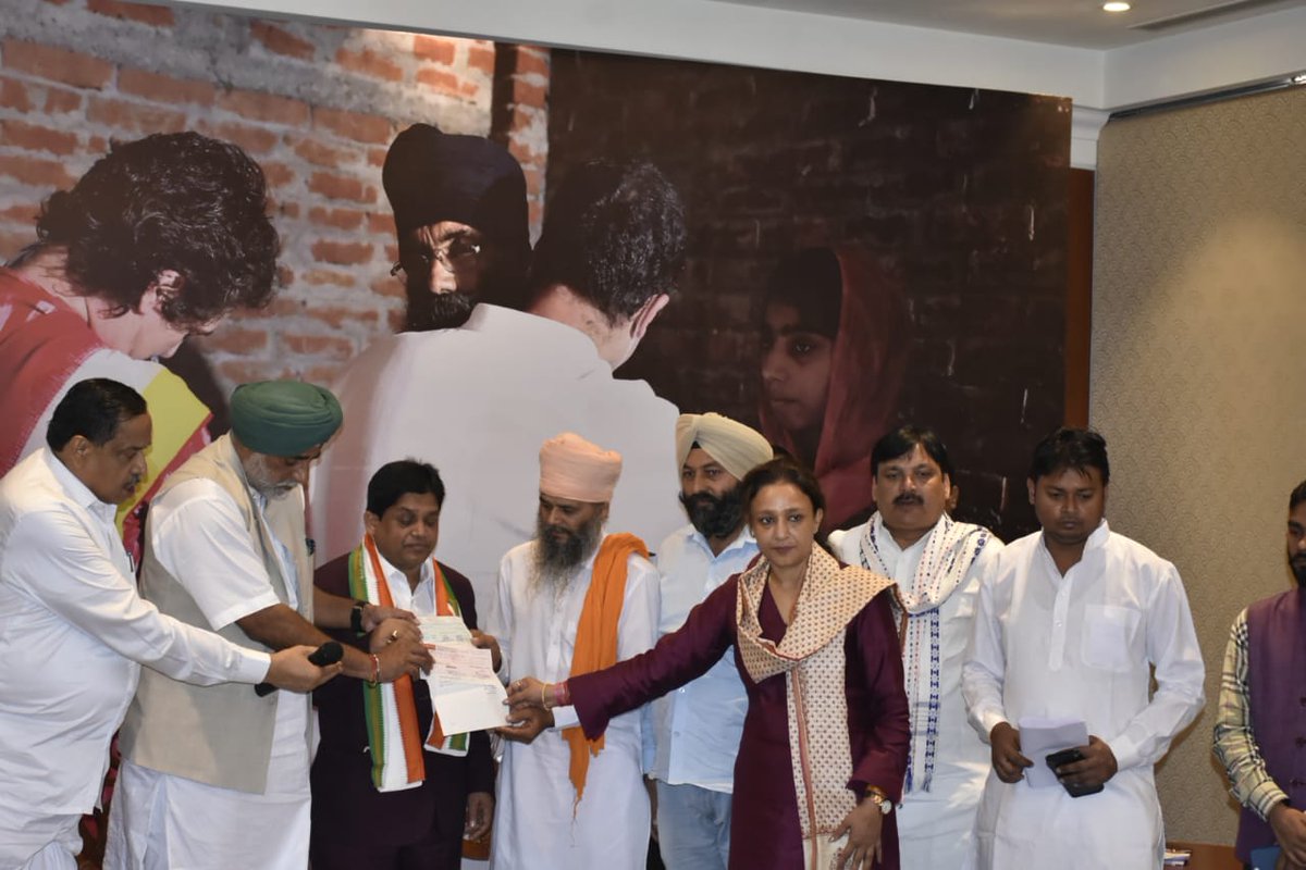 priyankagandhi's tweet photo. आज छत्तीसगढ़ एवं पंजाब की सरकारों ने लखीमपुर के शहीद किसानों एवं पत्रकार रमन कश्यप को आर्थिक मदद का वादा पूरा किया।

कांग्रेस पार्टी किसानों के लिए न्याय की लड़ाई पुरजोर तरीके से लड़ेगी। ये हमारी प्रतिज्ञा भी है और प्रतिबद्धता भी। https://t.co/SgBYq3QJu1