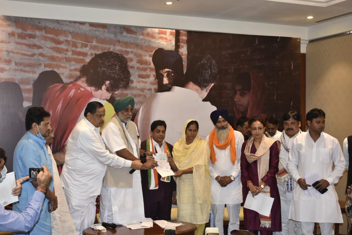 आज छत्तीसगढ़ एवं पंजाब की सरकारों ने लखीमपुर के शहीद किसानों एवं पत्रकार रमन कश्यप को आर्थिक मदद का वादा पूरा किया।

कांग्रेस पार्टी किसानों के लिए न्याय की लड़ाई पुरजोर तरीके से लड़ेगी। ये हमारी प्रतिज्ञा भी है और प्रतिबद्धता भी।