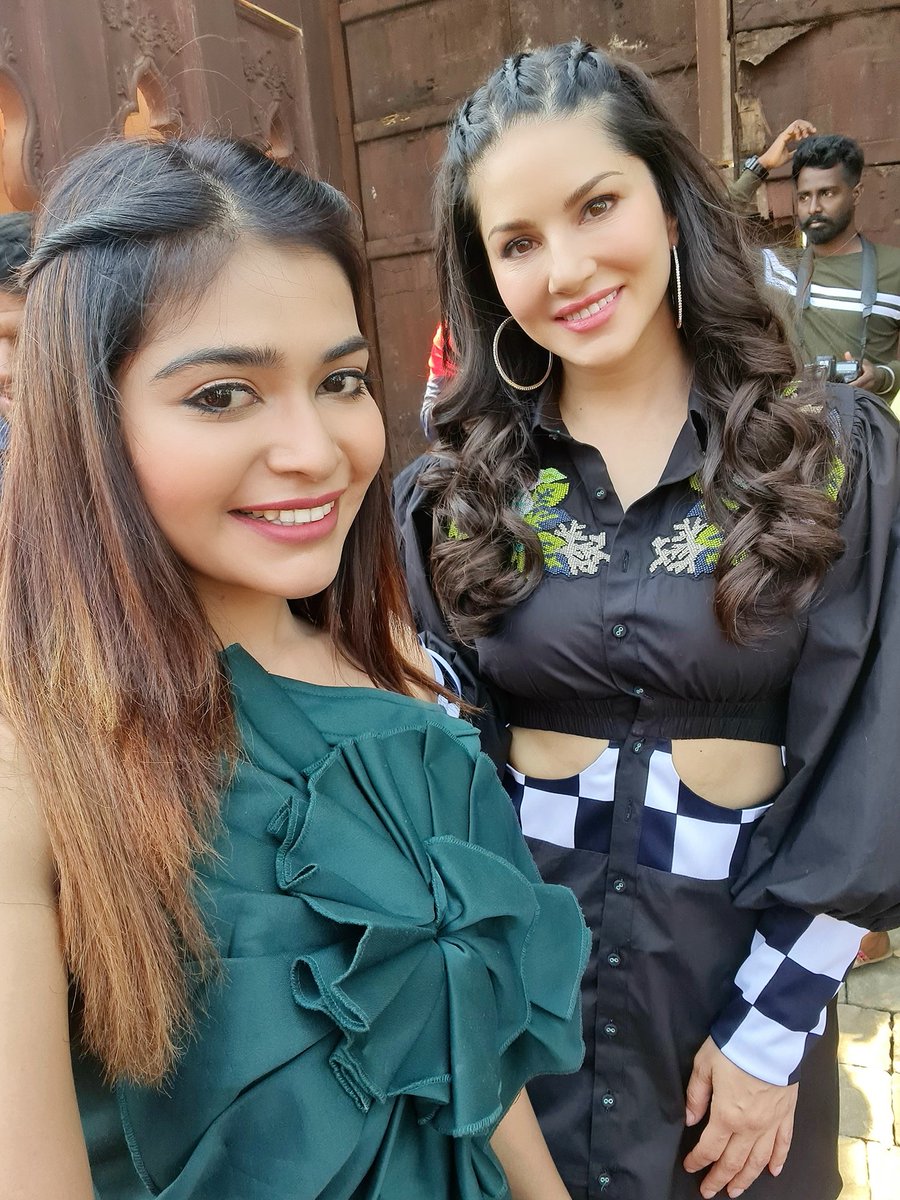 ❤️Dharsha❤️ on Twitter: "❤Such a sweet, kind hearted pretty doll, happy  working with @SunnyLeone mam. Our next movie is on board #OMG #ohmyghost at  @WhiteHorse_Offl production. Happy being with this team❤ @SunnyLeone @